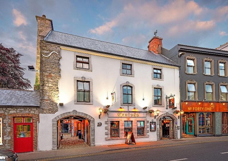Queen's Hotel, Ennis main