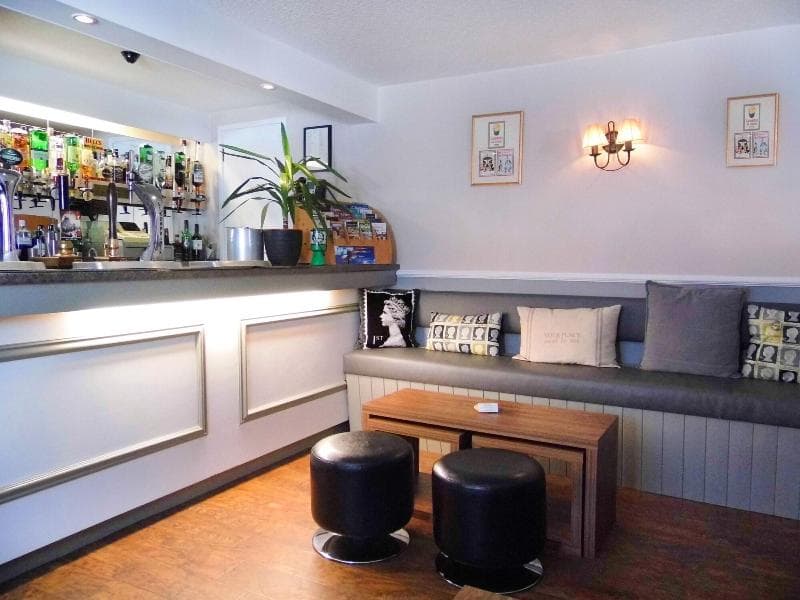Queens Head Hotel main