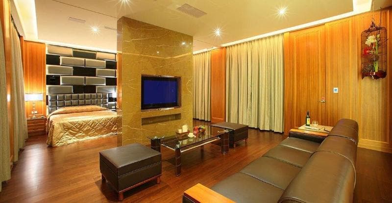 Spring Hotel 5