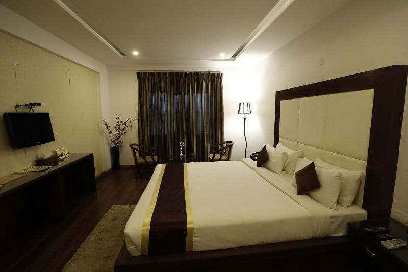 Hotel -The Sai Leela 4