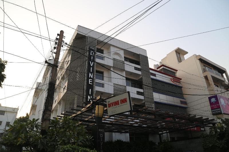 Hotel Divine Inn 4