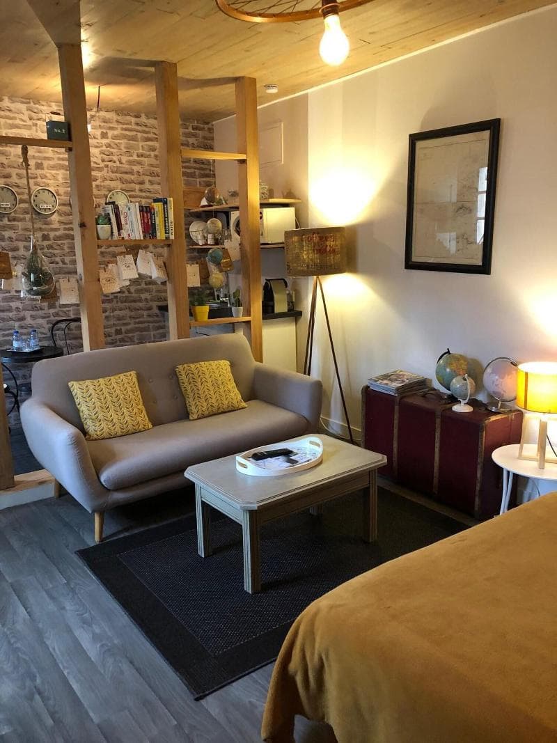 Une Chambre En Ville main