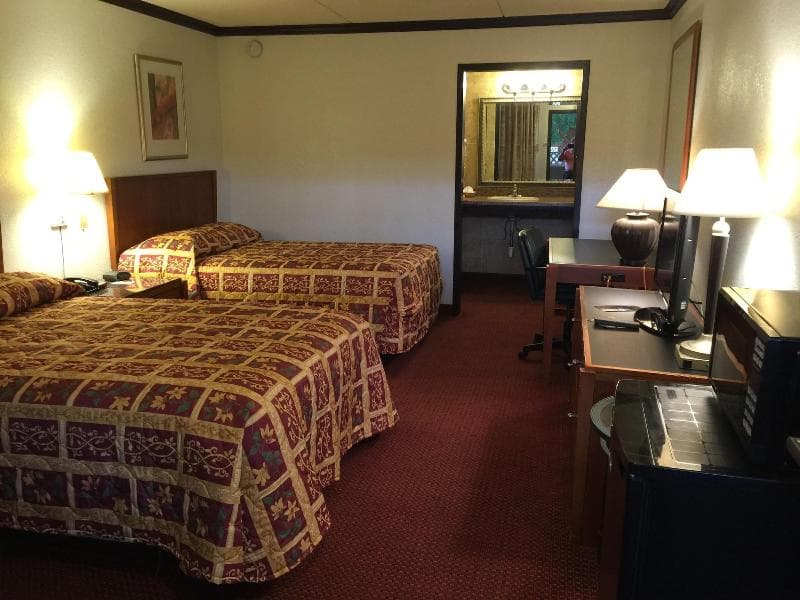 Regency Inn & Suites 3
