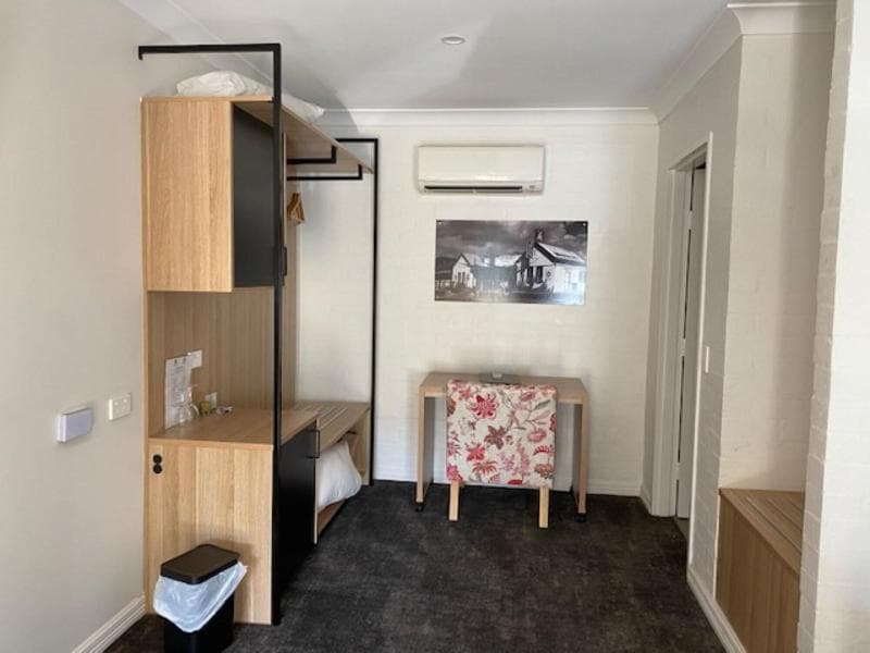 Town Square Motel 5
