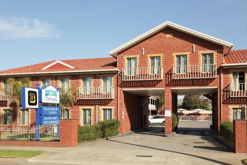 Courtyard Motor Inn 4