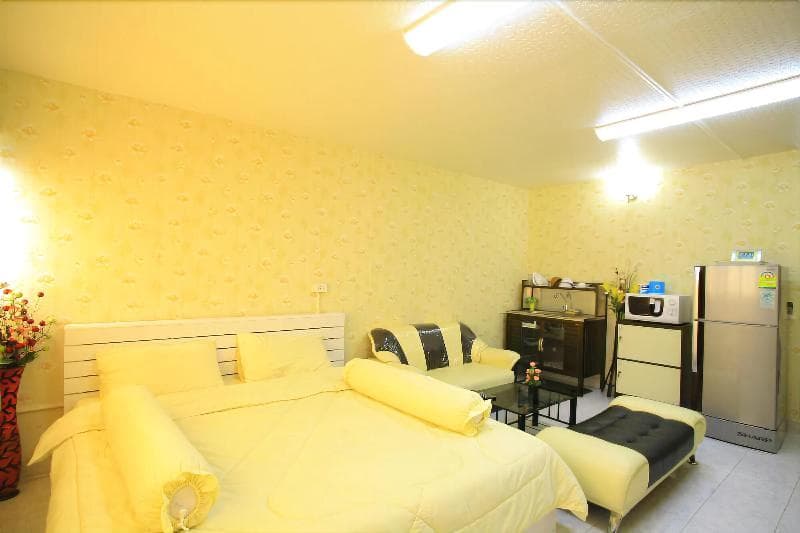 Deluxe At Popular Condo 4