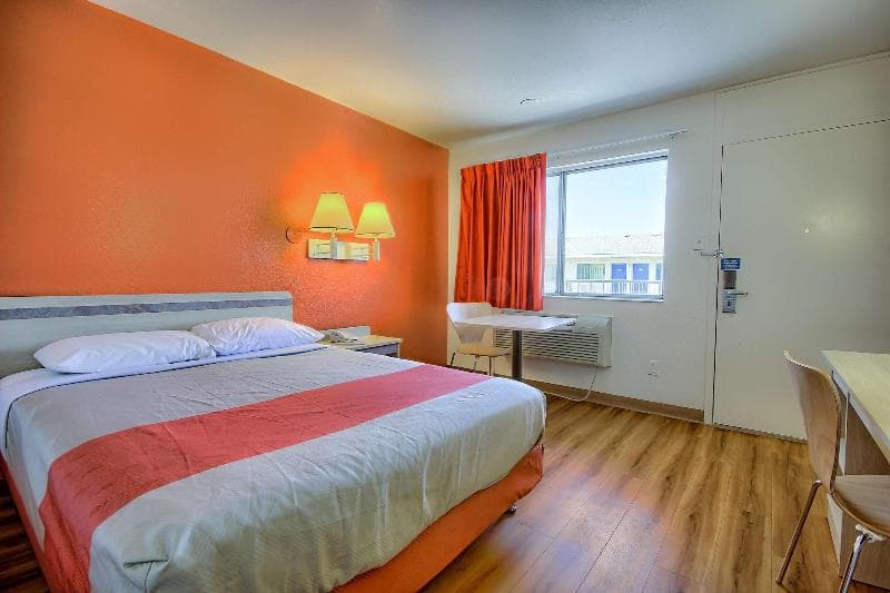 Motel 6 Tulare 3