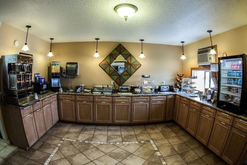 Fargo Inn & Suites 4