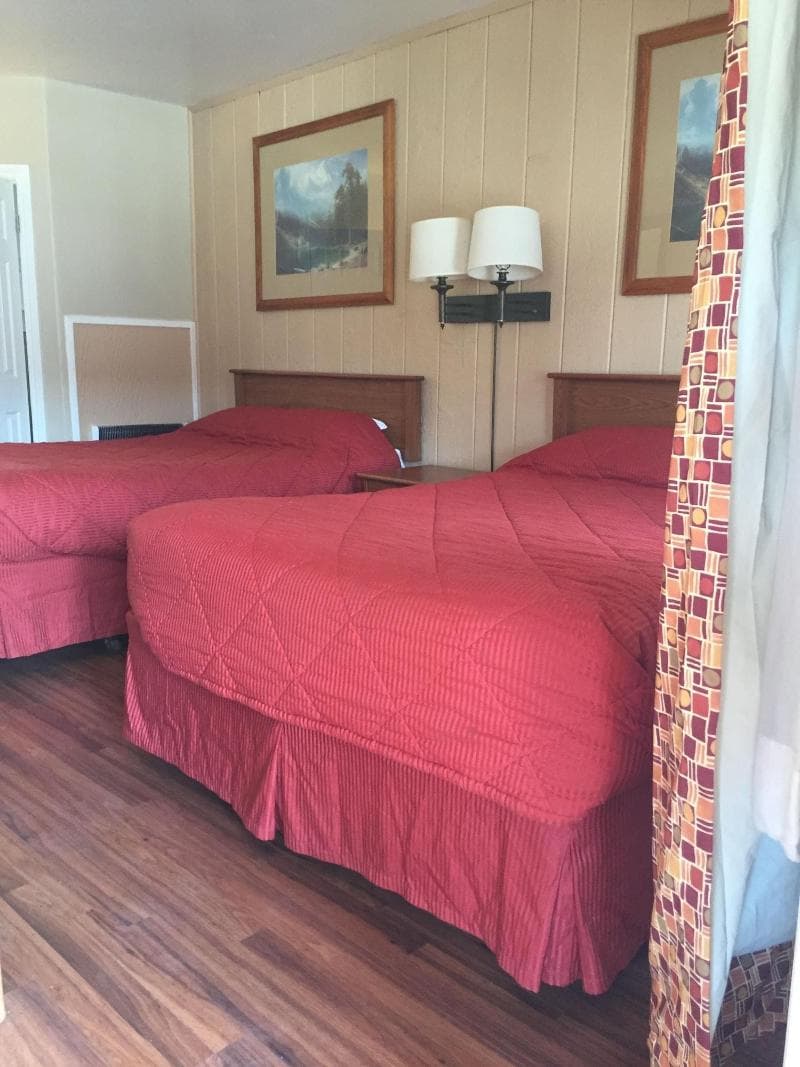 Townhouse Motel 4