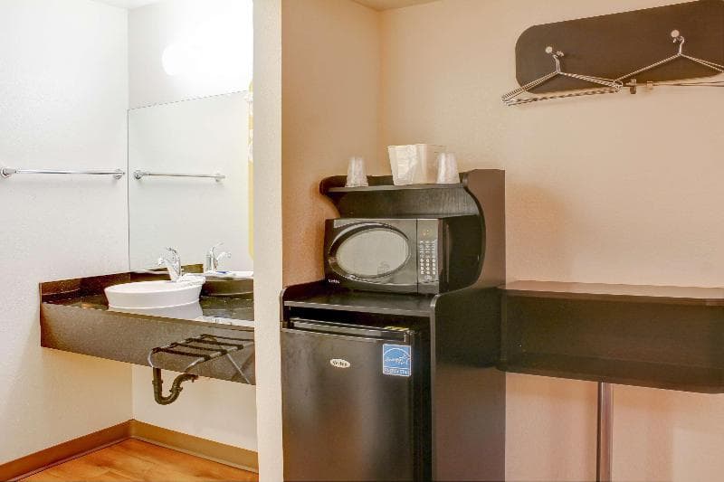 Motel 6 Bishop main