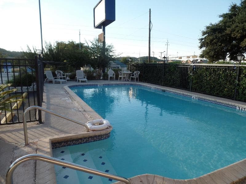 Lone Star Inn main