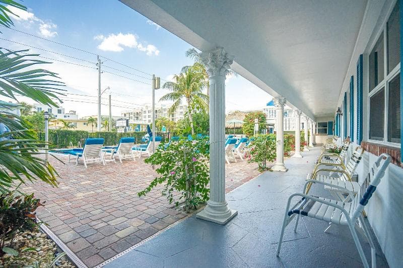 Carriage House Resort main