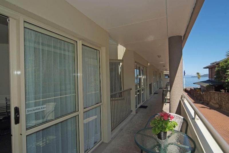 Bay Court Lakefront Motel main