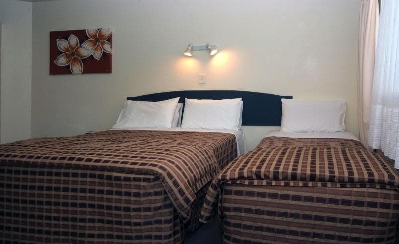 Bay Court Lakefront Motel 5