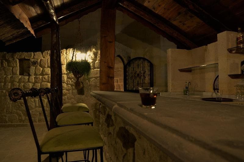 Canyon Cave Hotel main