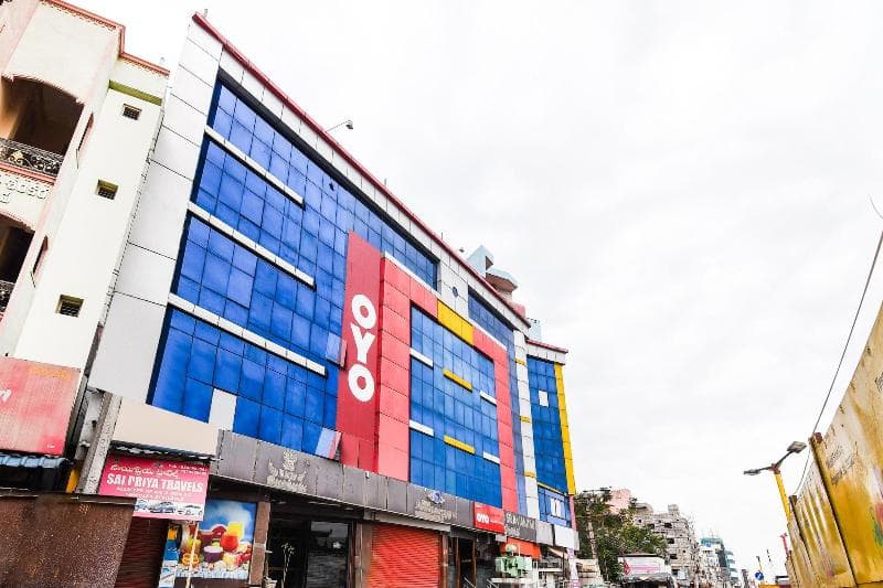 Oyo Flagship 41595 Gayatri Grand 3