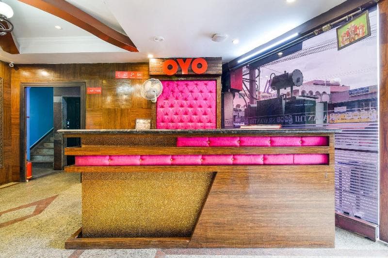 Oyo Flagship 41595 Gayatri Grand 5