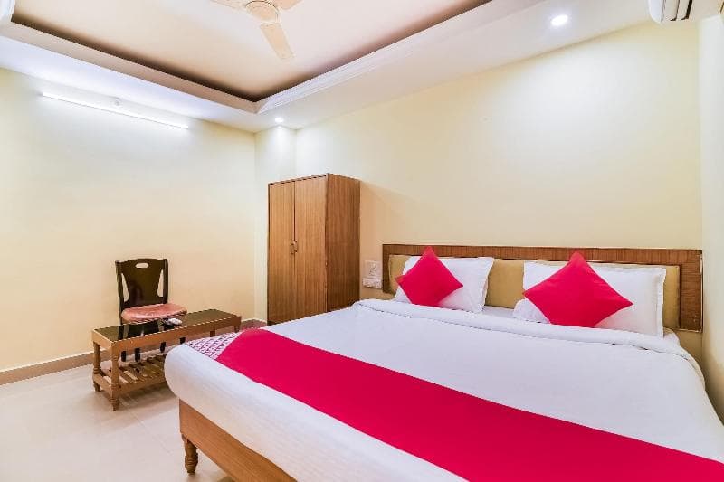 Oyo Flagship 41595 Gayatri Grand 4