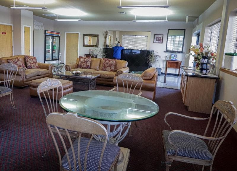 University Inn & Suites 4