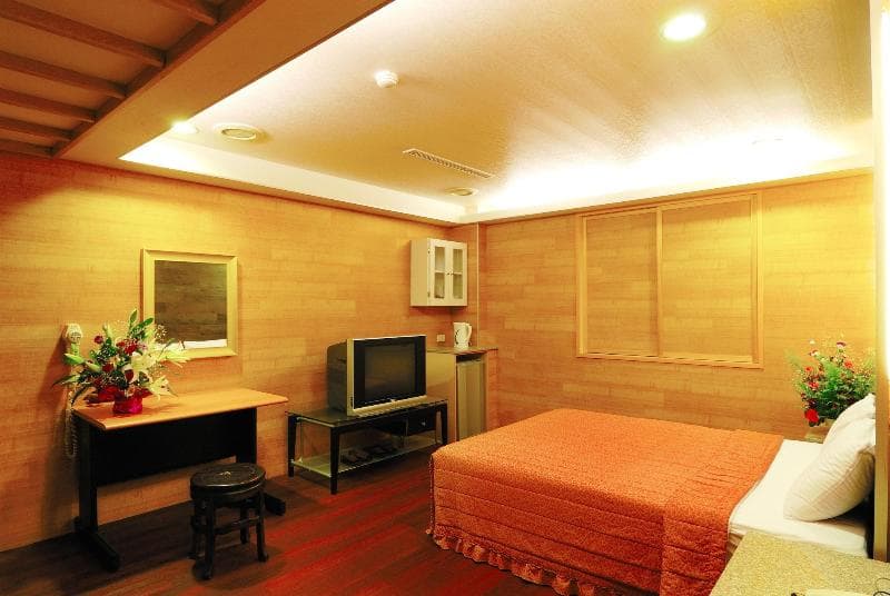 Empire Hotel 5