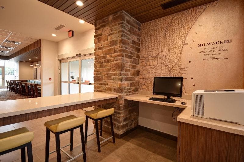 Fairfield Inn Suites By Marriott Milwaukee North main