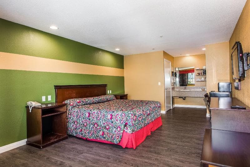 Budget Inn 5
