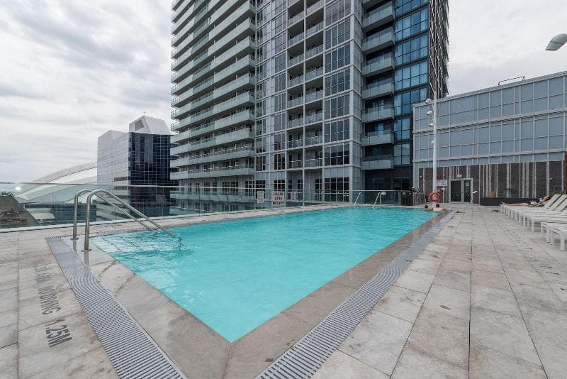 Grand Royal Condos - Cn Tower 3