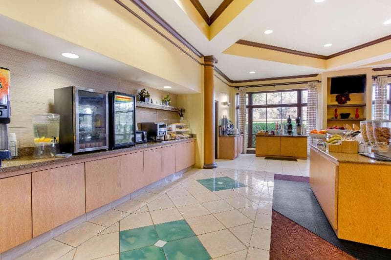 La Quinta Inn & Suites by Wyndham Raleigh Cary 3