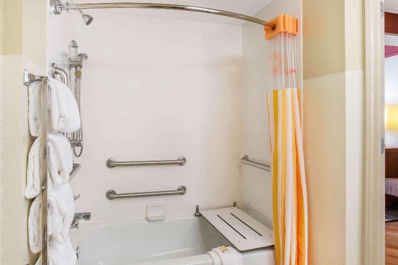 La Quinta Inn & Suites by Wyndham Raleigh Cary 4