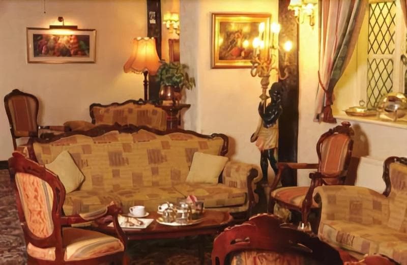 Albright Hussey Manor photo 1