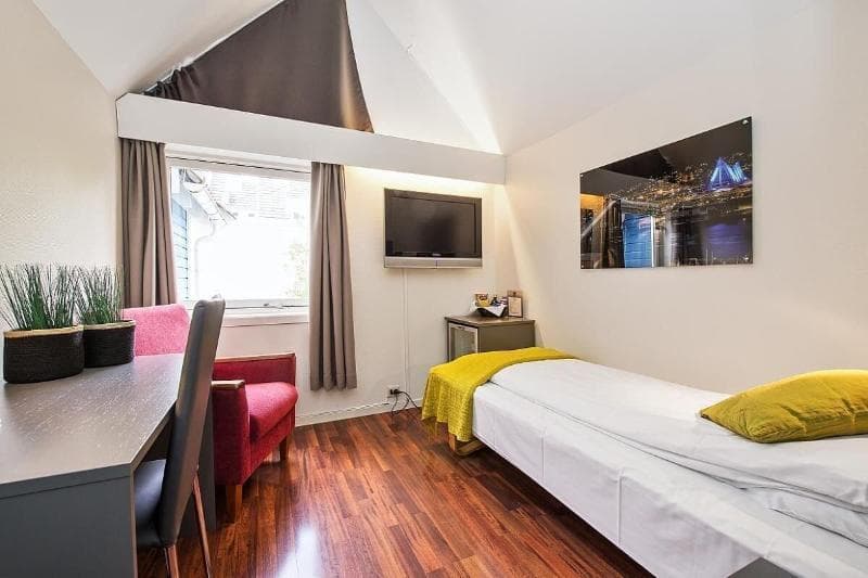 Enter Viking Hotel 4