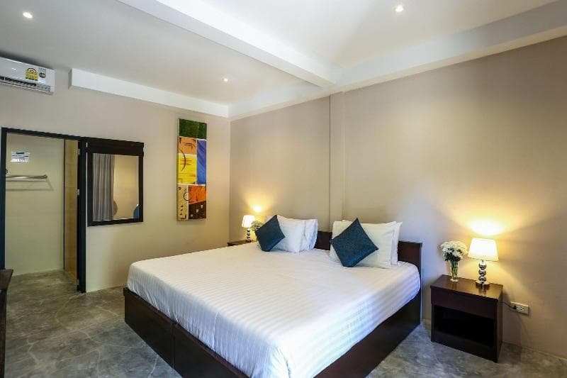 Naiharn Beach Resort 5