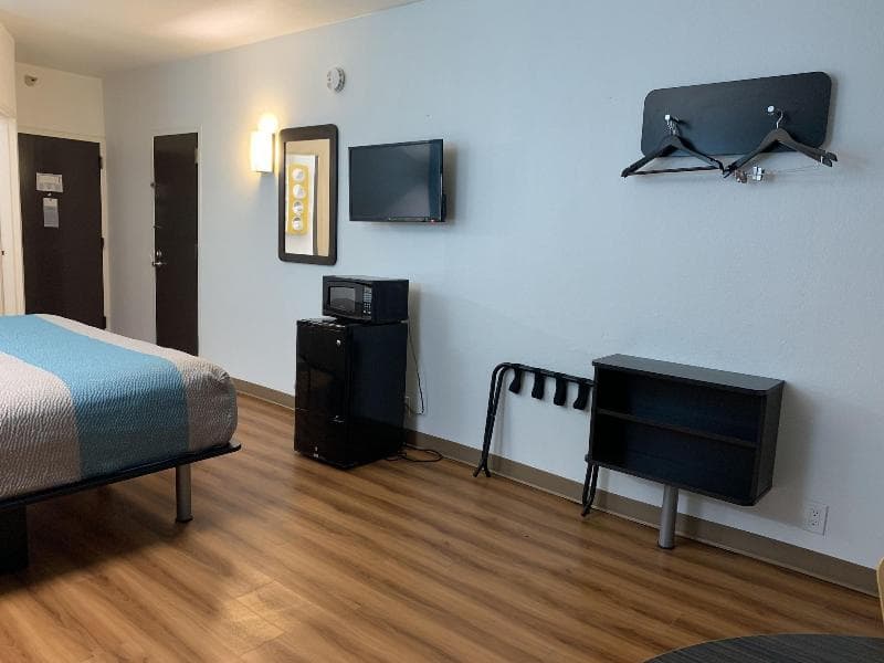Select Inn Lewisville 4