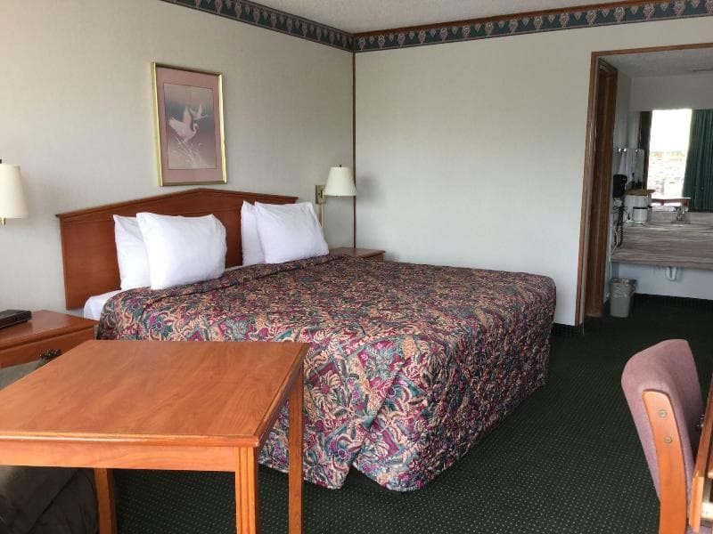 Sunset Inn Clarksville 4