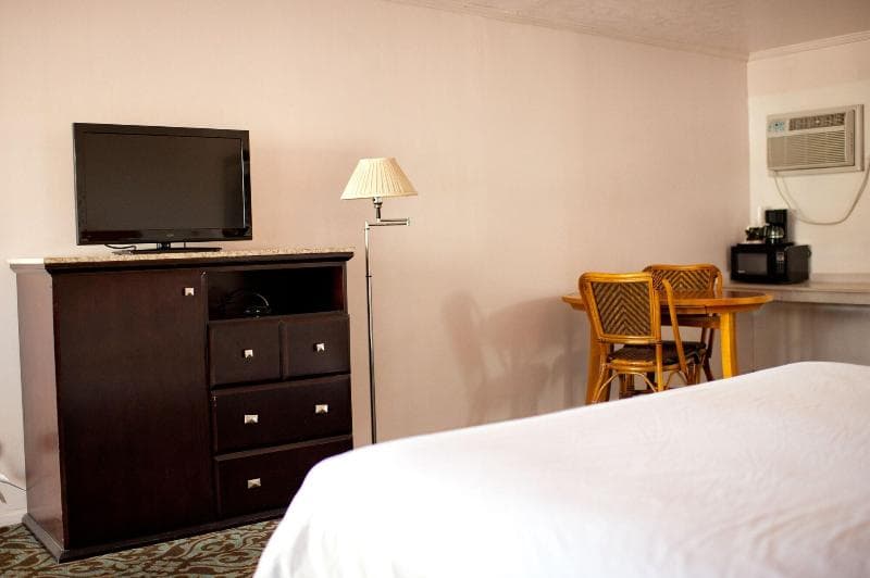 Emerald Inn & Lounge 4