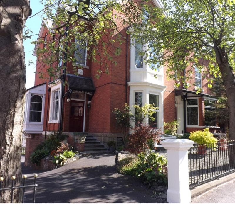 Chimneys Guest House 5