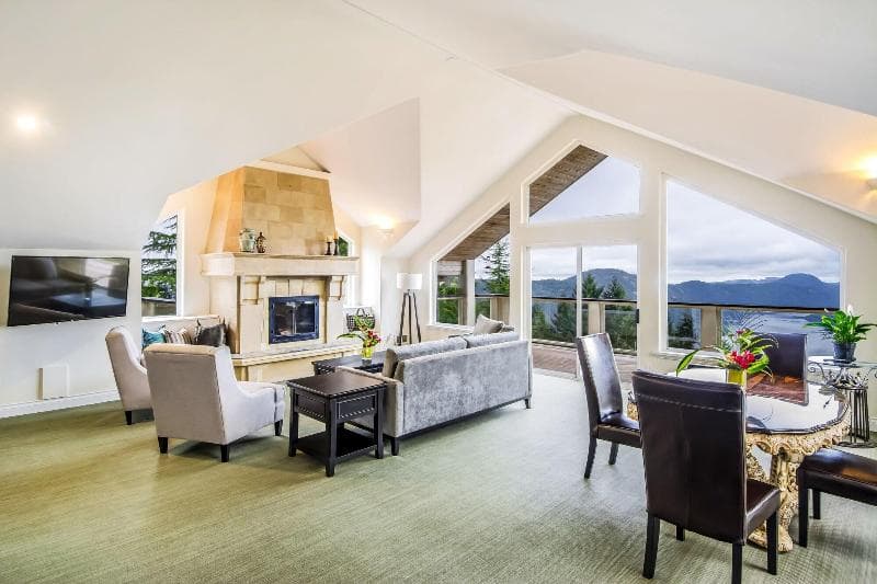 Villa Eyrie Resort main