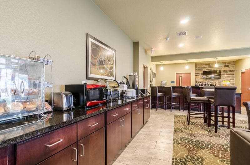 Cobblestone Hotel & Suites 4
