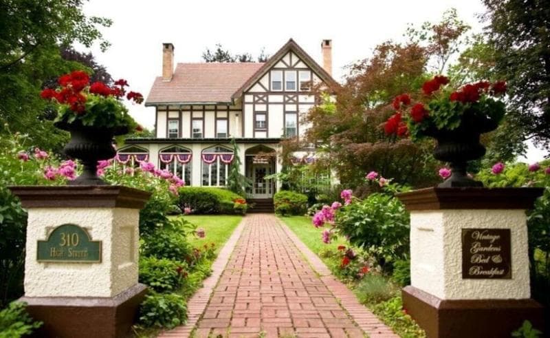 Vintage Gardens Bed & Breakfast 5