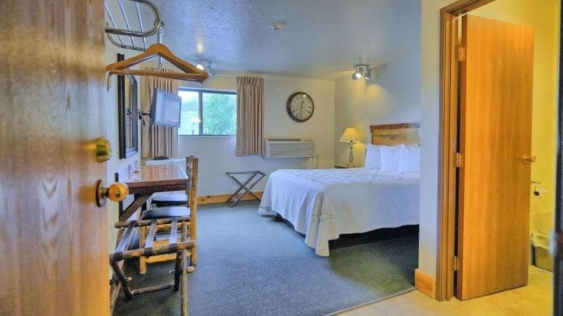 Yellowstone Village Inn And Suites 3