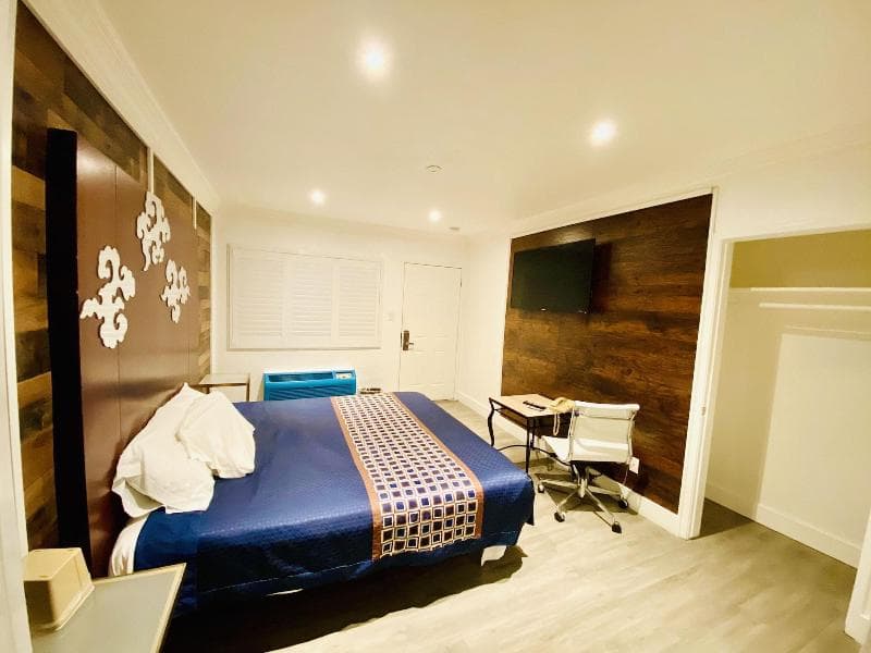 Casa Blanca Inn & Suites 4