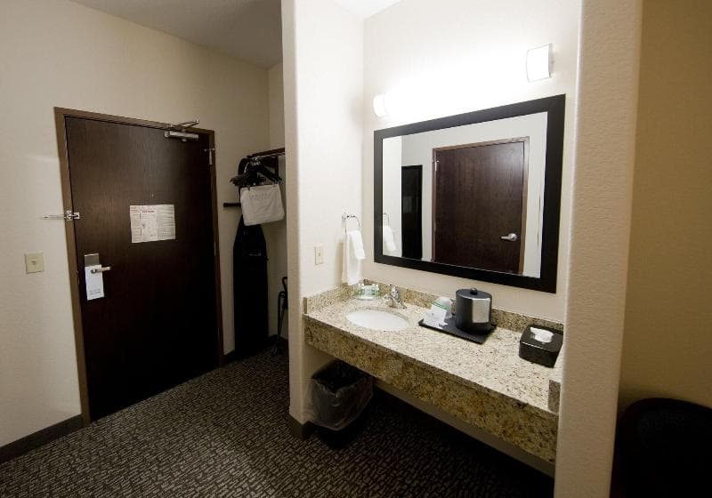 Cobblestone Inn & Suites Manchester 5