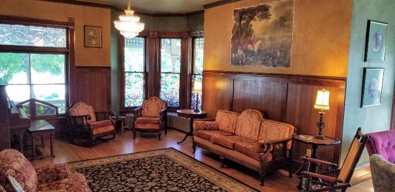 Historic Victorian Inn 4