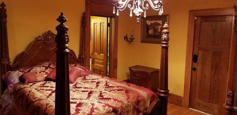 Historic Victorian Inn 3
