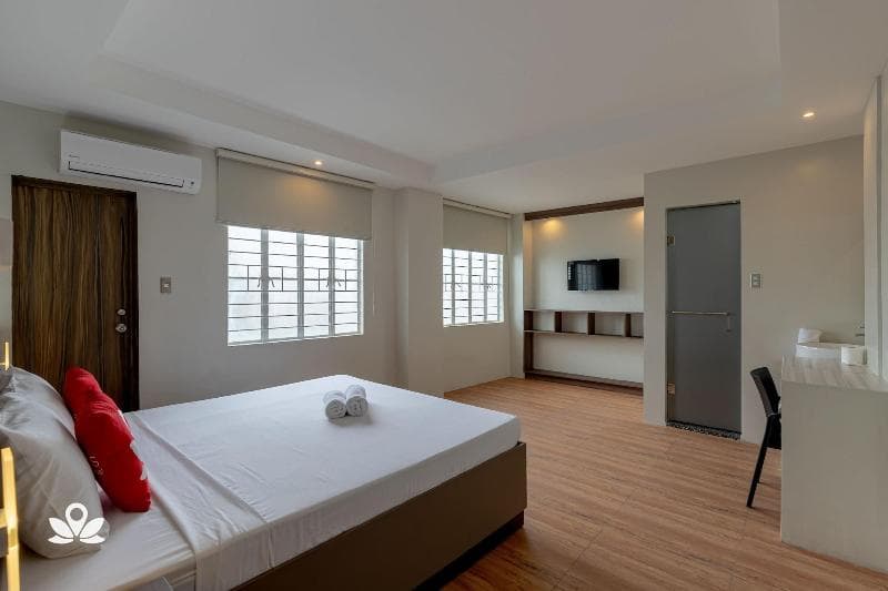 V Plaza Manila by ZEN Rooms main