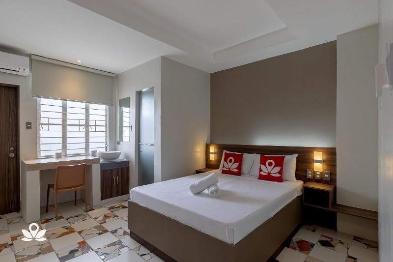 V Plaza Manila by ZEN Rooms 4