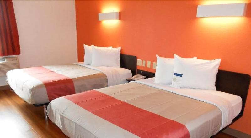 Motel 6 Jourdanton 3