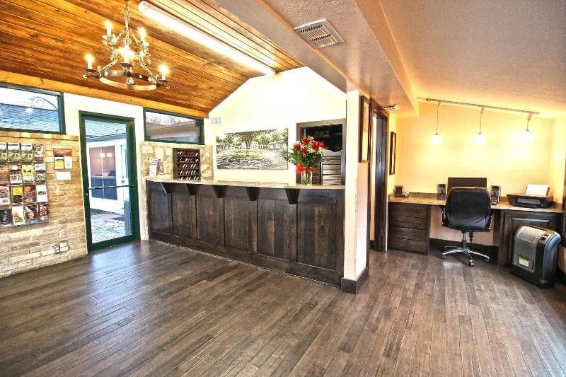 Peach Tree Inn & Suites 5