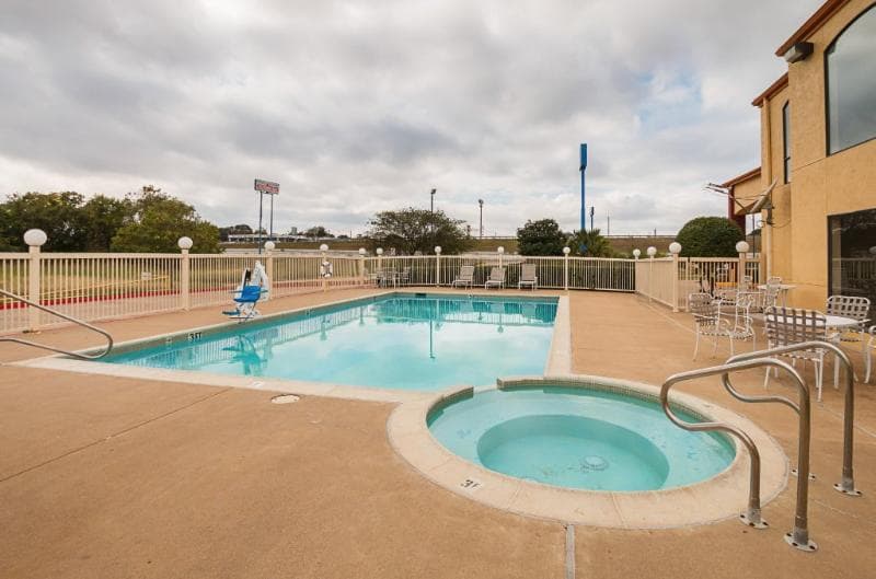 Motel 6 Ennis TX 4