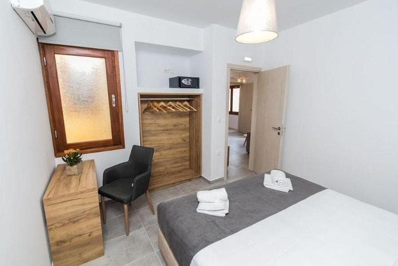 Deluxe Hotel main